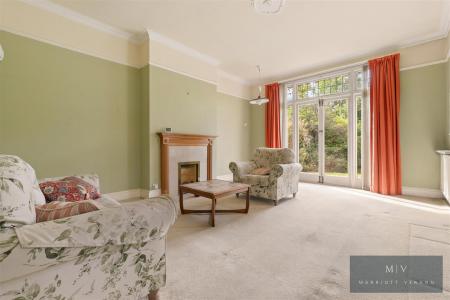 5 bedroom Detached house for sale in Birdhurst Road, South Croydon
