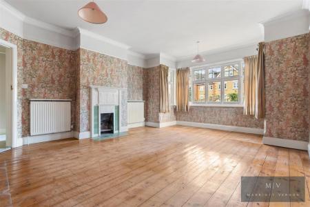 5 bedroom Detached house for sale in Birdhurst Road, South Croydon