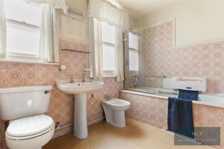 5 bedroom Detached house for sale in Birdhurst Road, South Croydon