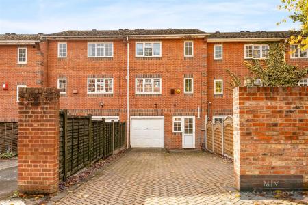 4 bedroom Town house for sale in Spindlewood Gardens, Croydon