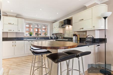 4 bedroom Town house for sale in Spindlewood Gardens, Croydon