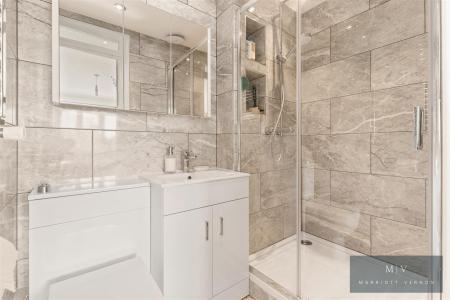 4 bedroom Town house for sale in Spindlewood Gardens, Croydon
