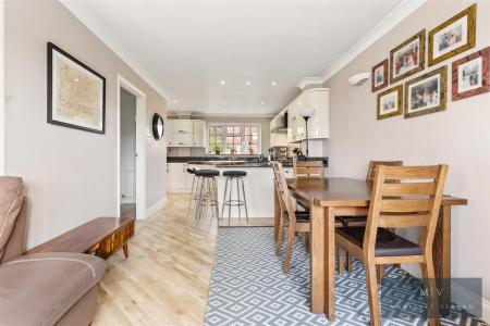 4 bedroom Town house for sale in Spindlewood Gardens, Croydon