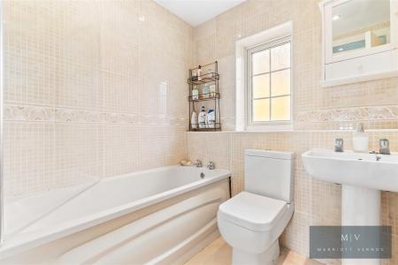 4 bedroom Town house for sale in Spindlewood Gardens, Croydon