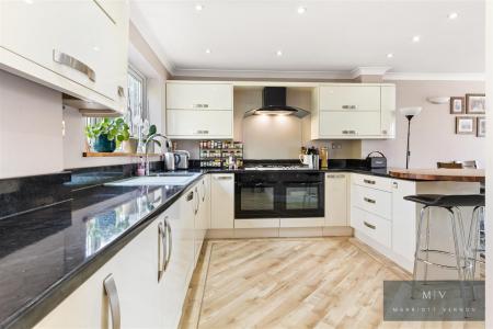 4 bedroom Town house for sale in Spindlewood Gardens, Croydon