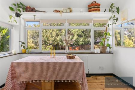 2 bedroom Flat for sale in Dornton Road, South Croydon