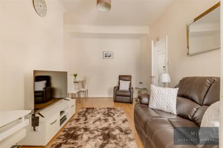 1 bedroom Flat to let in Selsdon Road, South Croydon