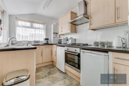 1 bedroom Flat to let in Selsdon Road, South Croydon
