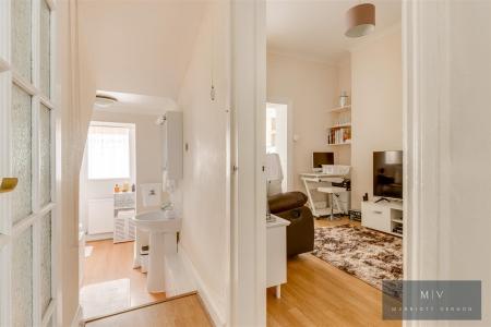 1 bedroom Flat to let in Selsdon Road, South Croydon