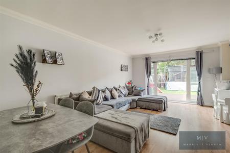 3 bedroom Town house for sale in Sunningvale Avenue, Biggin Hill, Westerham