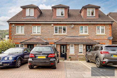 3 bedroom Town house for sale in Sunningvale Avenue, Biggin Hill, Westerham