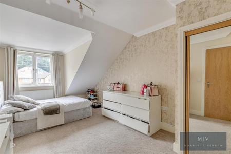 3 bedroom Town house for sale in Sunningvale Avenue, Biggin Hill, Westerham