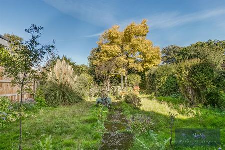 4 bedroom Semi-detached house for sale in Deepdene Road, London
