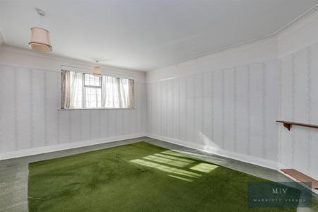 4 bedroom Semi-detached house for sale in Deepdene Road, London