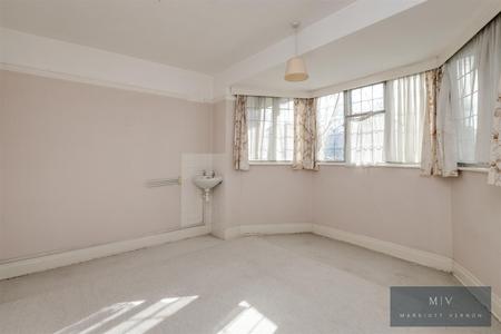 4 bedroom Semi-detached house for sale in Deepdene Road, London