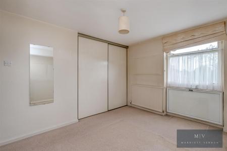 2 bedroom Flat for sale in Bardsley Close, Croydon