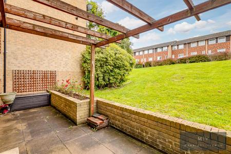 2 bedroom Flat for sale in Bardsley Close, Croydon
