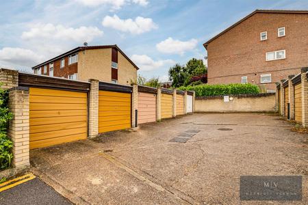 2 bedroom Flat for sale in Bardsley Close, Croydon