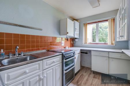 2 bedroom Flat for sale in Bardsley Close, Croydon