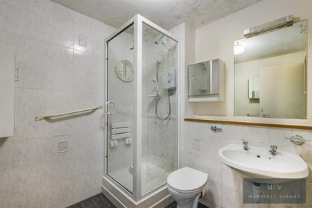 2 bedroom Flat for sale in Bardsley Close, Croydon
