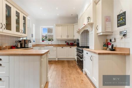 5 bedroom Detached house for sale in St. Peters Road, Croydon