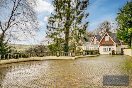3 bedroom Detached house for sale in Sunningvale Avenue, Biggin Hill, Westerham