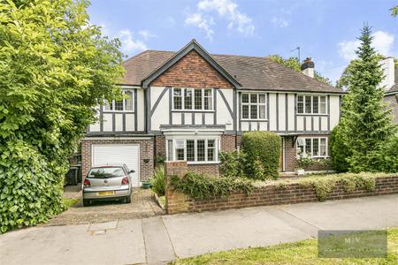 5 bedroom Detached house for sale in Manor Way, South Croydon