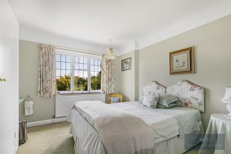 5 bedroom Detached house for sale in Manor Way, South Croydon