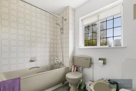 5 bedroom Detached house for sale in Manor Way, South Croydon