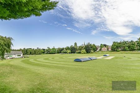 5 bedroom Detached house for sale in Manor Way, South Croydon