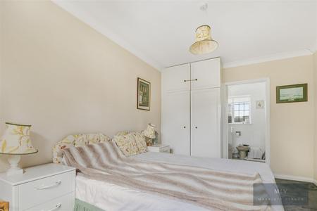 5 bedroom Detached house for sale in Manor Way, South Croydon