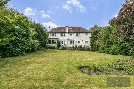 5 bedroom Detached house for sale in Manor Way, South Croydon