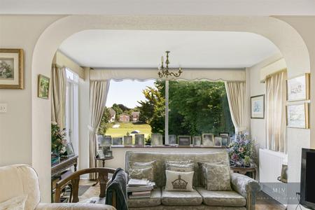5 bedroom Detached house for sale in Manor Way, South Croydon