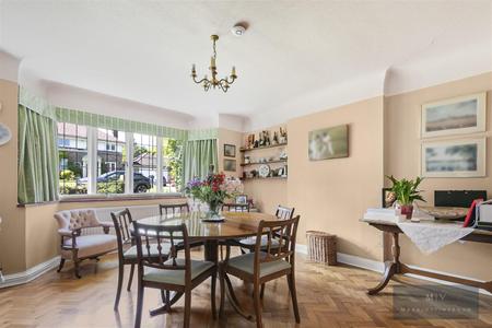 5 bedroom Detached house for sale in Manor Way, South Croydon