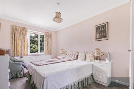 5 bedroom Detached house for sale in Manor Way, South Croydon