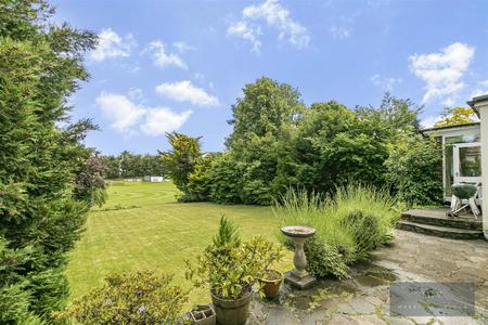 5 bedroom Detached house for sale in Manor Way, South Croydon
