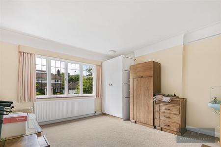 5 bedroom Detached house for sale in Manor Way, South Croydon