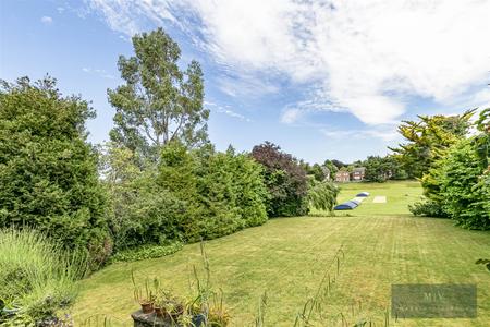 5 bedroom Detached house for sale in Manor Way, South Croydon