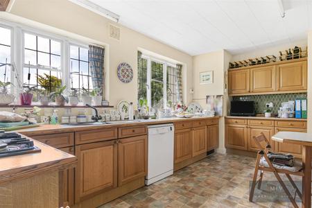 5 bedroom Detached house for sale in Manor Way, South Croydon