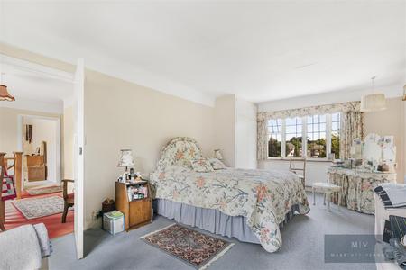 5 bedroom Detached house for sale in Manor Way, South Croydon