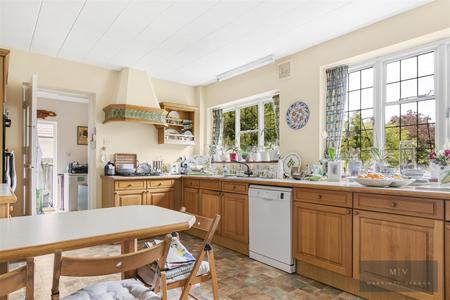 5 bedroom Detached house for sale in Manor Way, South Croydon