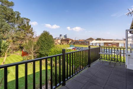 4 bedroom Detached house for sale in Warham Road, South Croydon