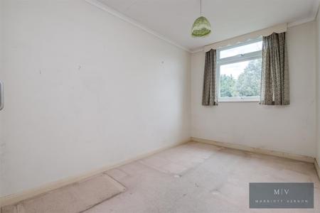 2 bedroom Flat for sale in Averil Grove, Upper Norwood, SW16