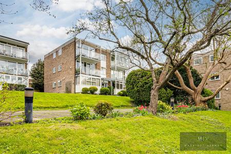 2 bedroom Flat for sale in Averil Grove, Upper Norwood, SW16