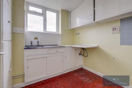 2 bedroom Flat for sale in Averil Grove, Upper Norwood, SW16