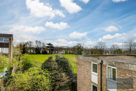 2 bedroom Flat for sale in Averil Grove, Upper Norwood, SW16