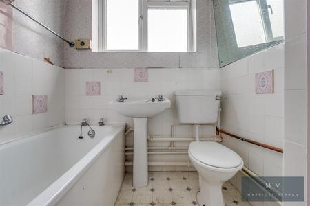 2 bedroom Flat for sale in Averil Grove, Upper Norwood, SW16