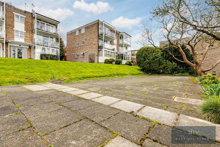 2 bedroom Flat for sale in Averil Grove, Upper Norwood, SW16