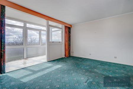 2 bedroom Flat for sale in Averil Grove, Upper Norwood, SW16