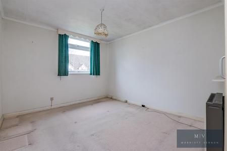 2 bedroom Flat for sale in Averil Grove, Upper Norwood, SW16